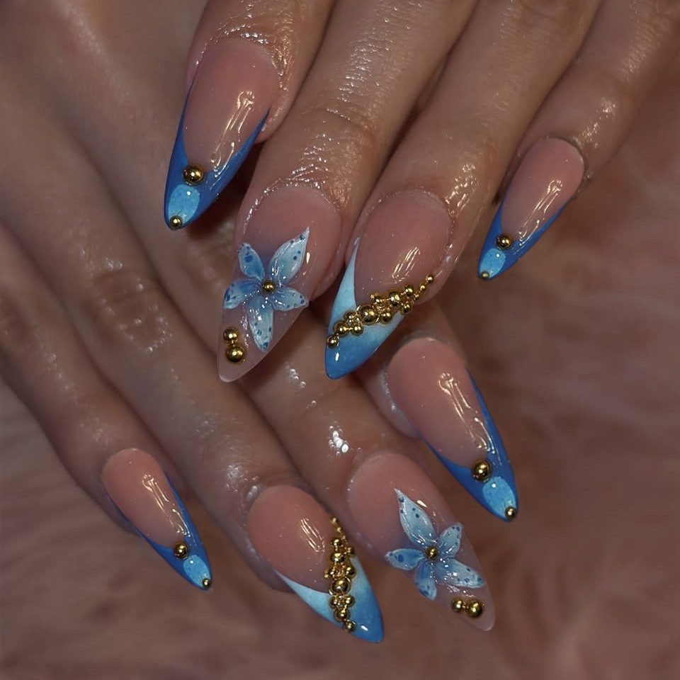 Nail Art Quirky - Nude fake nails with pink blue